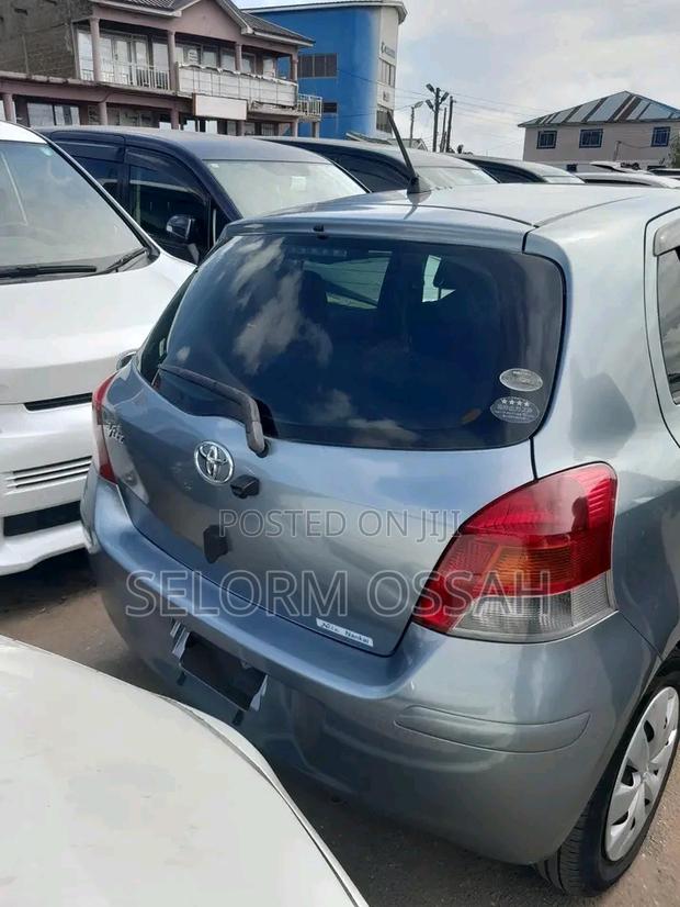 Toyota Vitz 2010 Silver