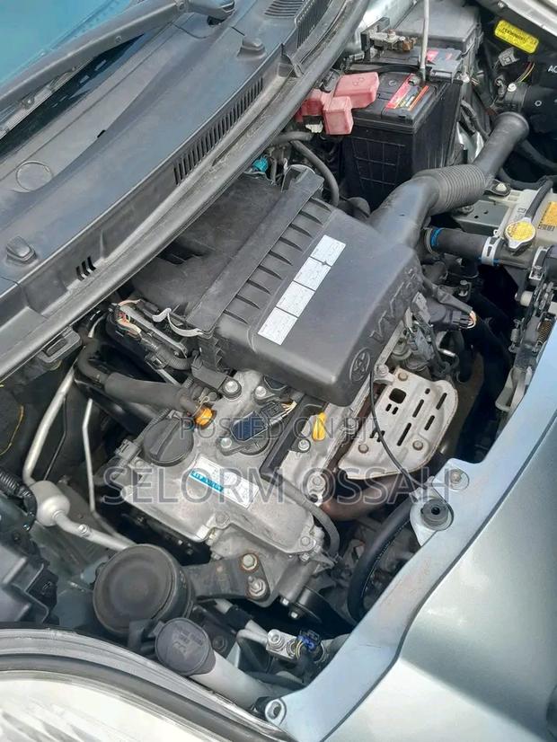 Toyota Vitz 2010 Silver