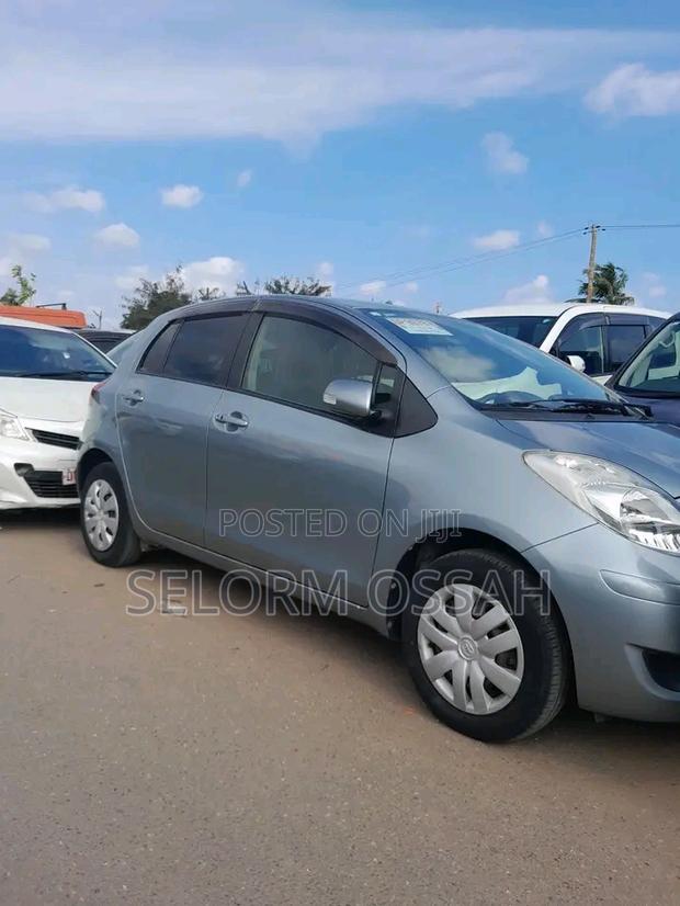 Toyota Vitz 2010 Silver