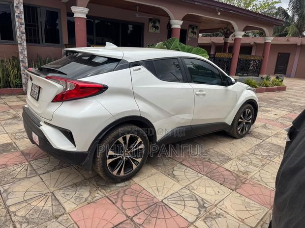 Toyota C-HR XLE FWD Sport Utility (2.0L 4cyl 2AM) 2018 White