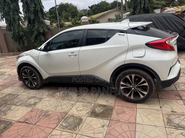 Toyota C-HR XLE FWD Sport Utility (2.0L 4cyl 2AM) 2018 White