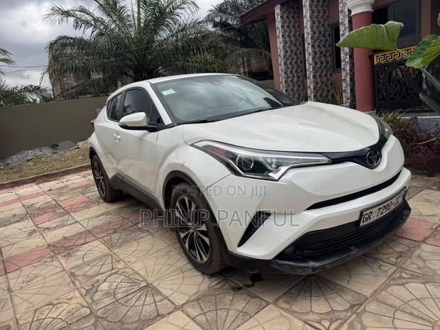 Toyota C-HR XLE FWD Sport Utility (2.0L 4cyl 2AM) 2018 White