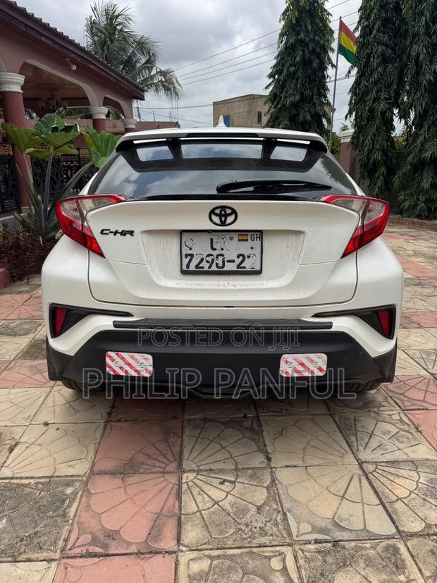 Toyota C-HR XLE FWD Sport Utility (2.0L 4cyl 2AM) 2018 White