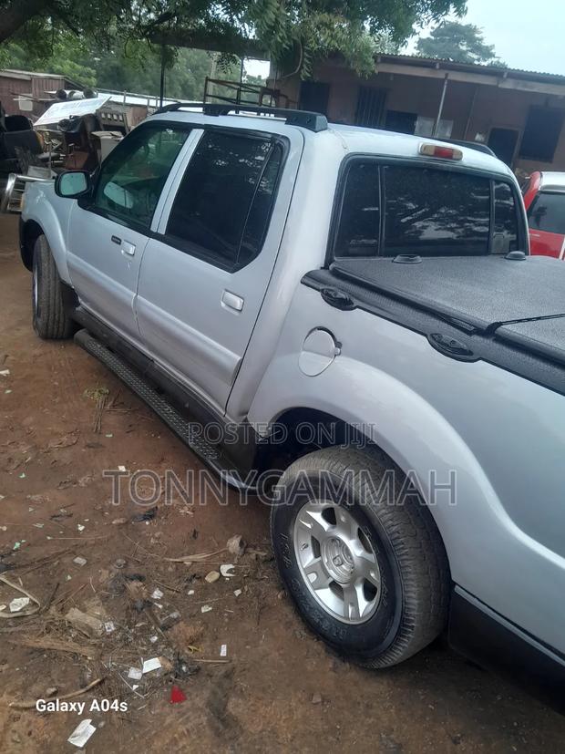 Ford Explorer 2005 Silver