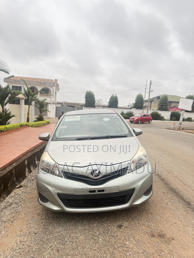 Toyota Vitz 2013 Silver