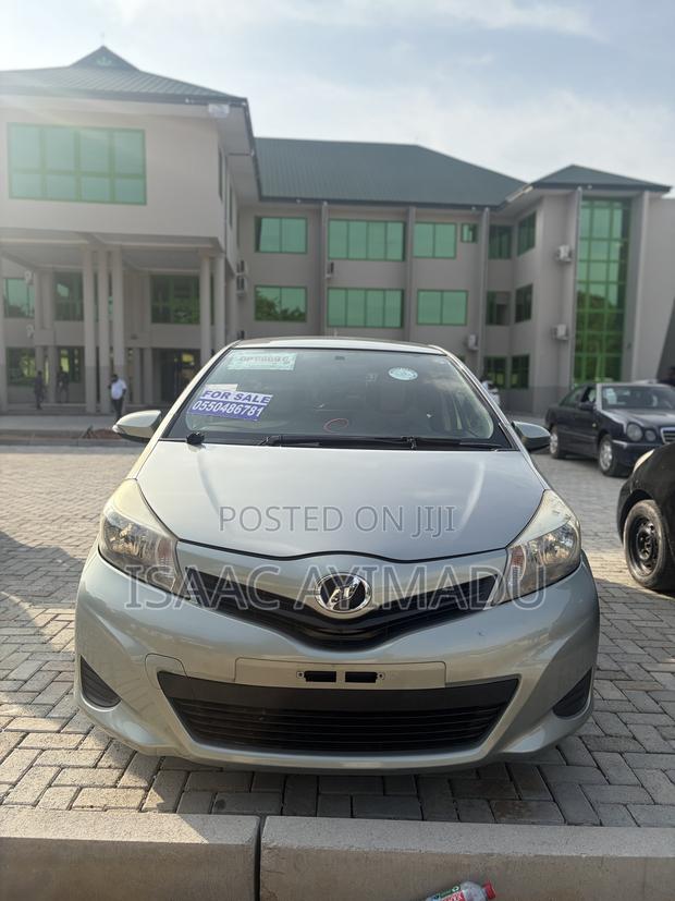 Toyota Vitz 2013 Silver