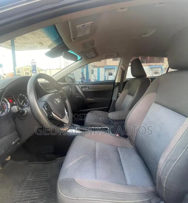 Toyota Corolla LE (1.8L 4cyl 2A) 2018 Gray