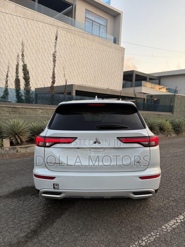 Mitsubishi Outlander 2023 White