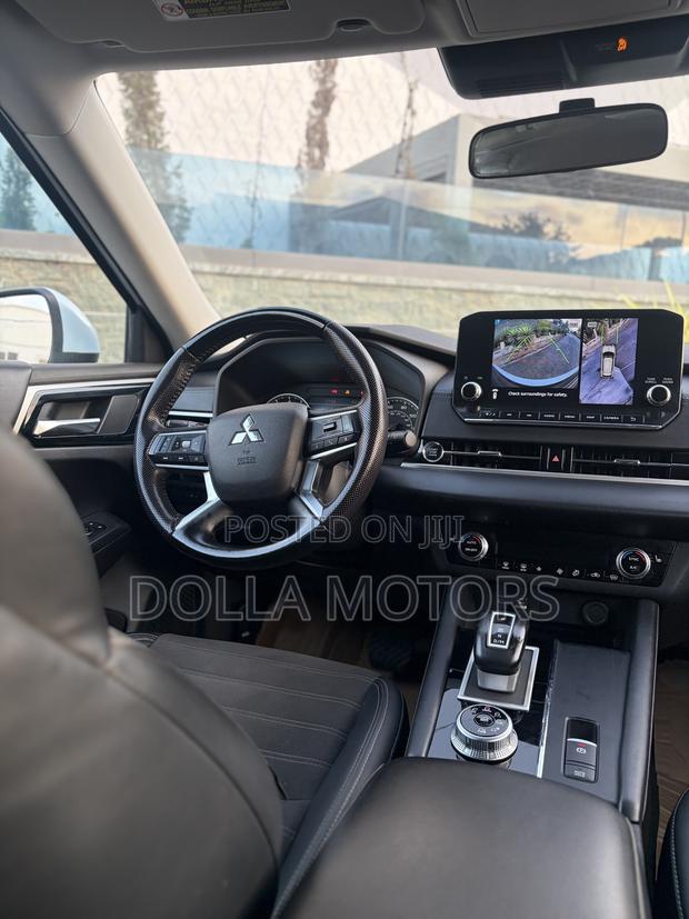 Mitsubishi Outlander 2023 White