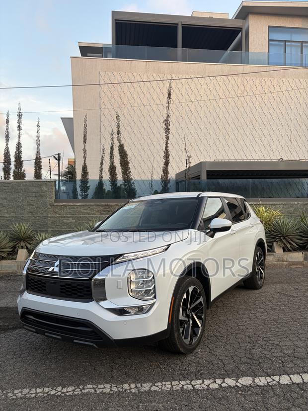 Mitsubishi Outlander 2023 White