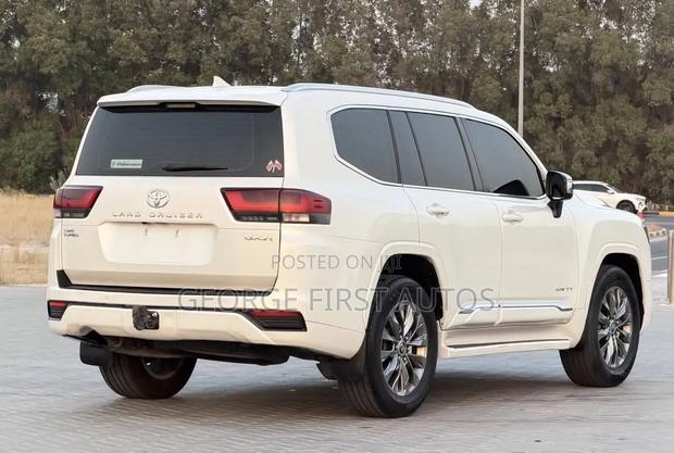 Toyota Land Cruiser LC300 2023 White