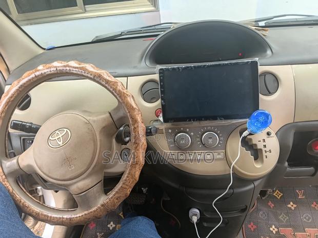 Toyota Sienta 2010 Silver