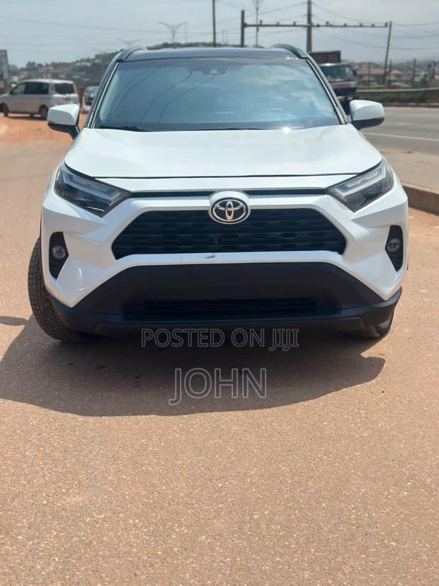Toyota RAV4 XLE 2025 White
