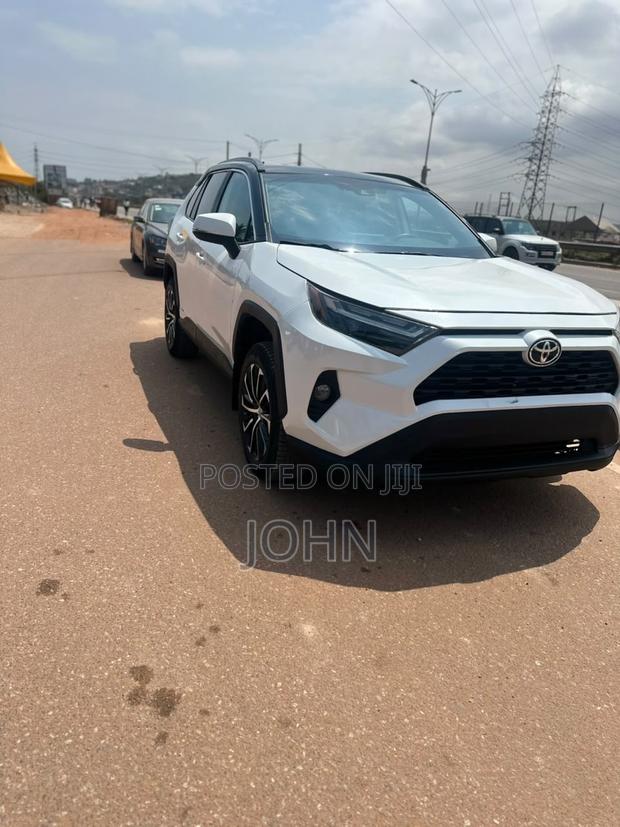 Toyota RAV4 XLE 2025 White