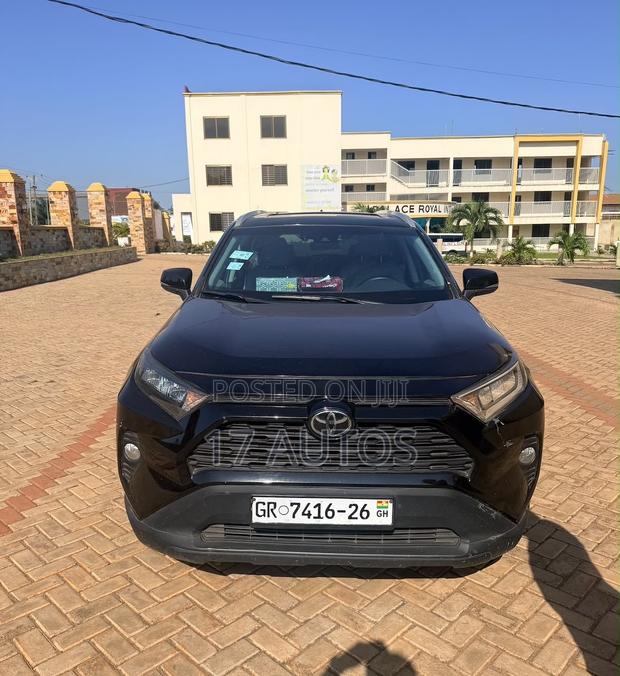 Toyota RAV4 XLE 2021 Black