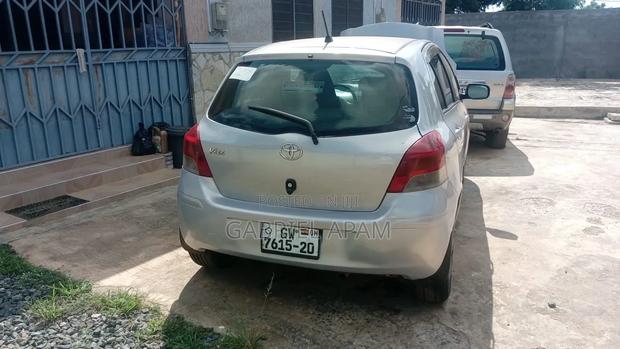 Toyota Vitz 2010 Silver