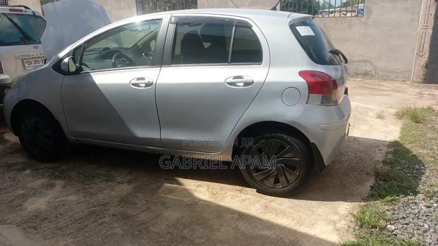 Toyota Vitz 2010 Silver