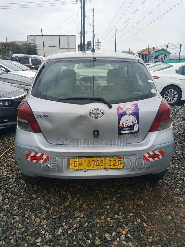 Toyota Vitz 2010 Silver