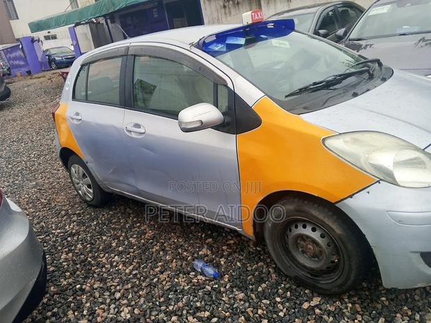 Toyota Vitz 2010 Silver