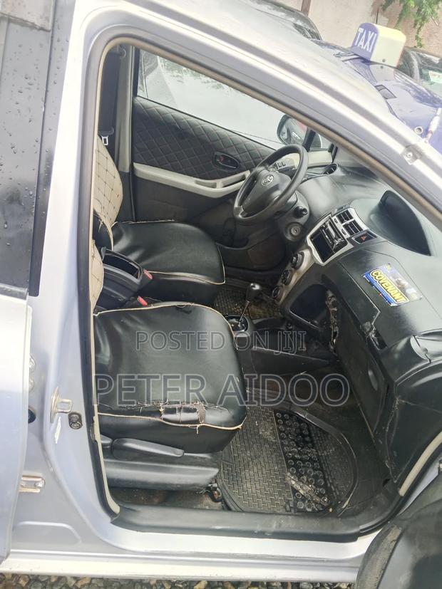 Toyota Vitz 2010 Silver