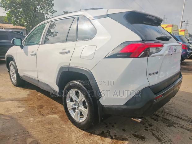 Toyota RAV4 LE AWD 2019 White