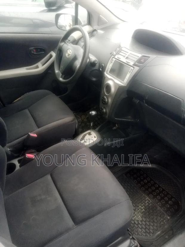 Toyota Vitz 2010 Silver
