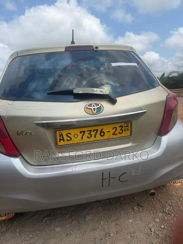 Toyota Vitz 2012 Silver