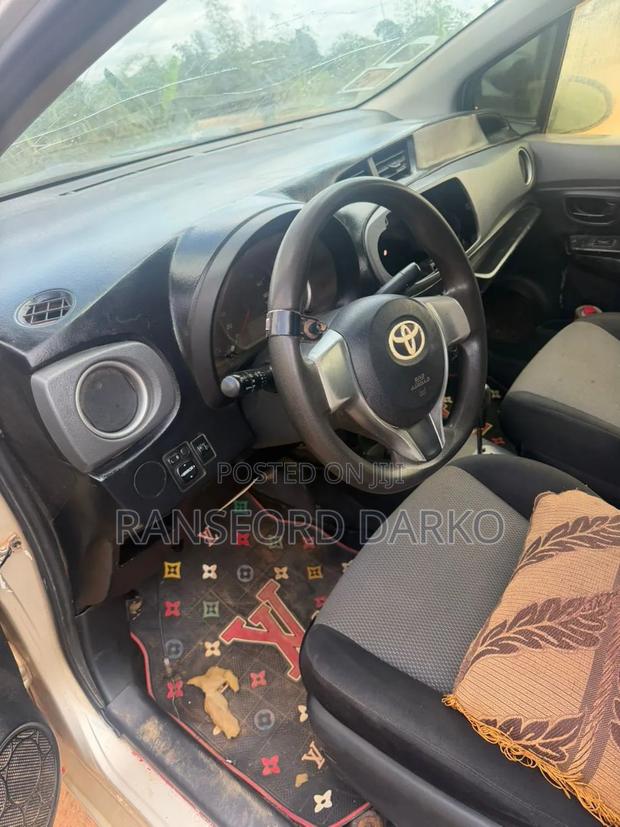 Toyota Vitz 2012 Silver