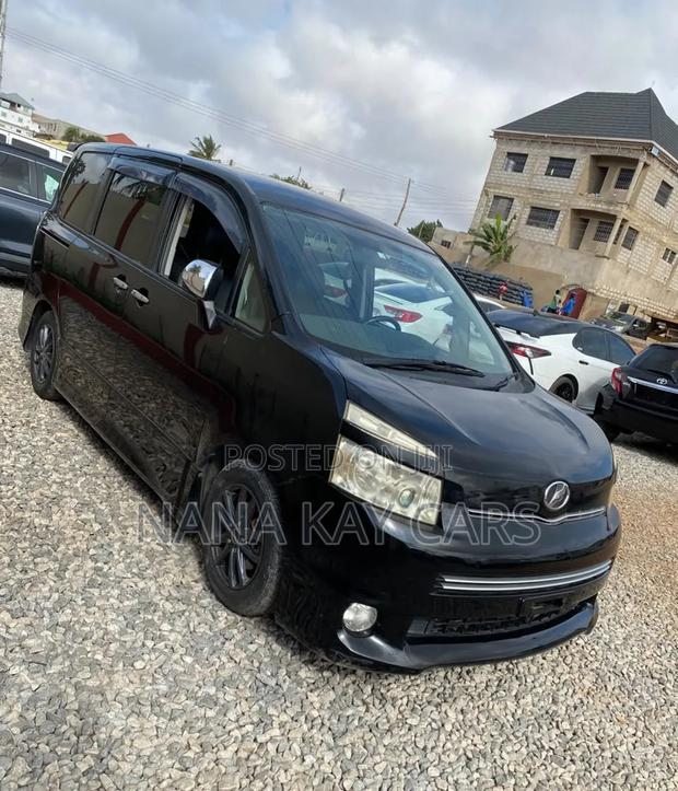 Toyota Voxy ZS 4WD 8-Seater 2013 Black