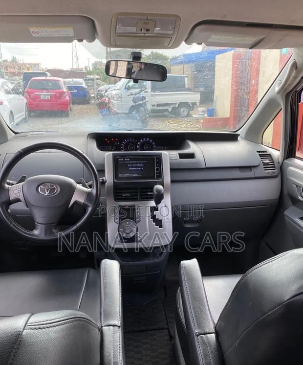 Toyota Voxy ZS 4WD 8-Seater 2013 Black