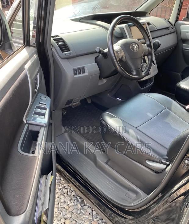 Toyota Voxy ZS 4WD 8-Seater 2013 Black