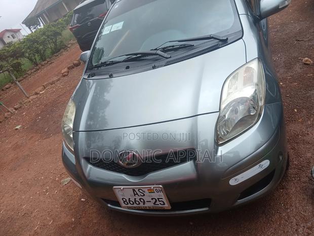 Toyota Vitz 1.3 AWD 5dr 2012 Gray