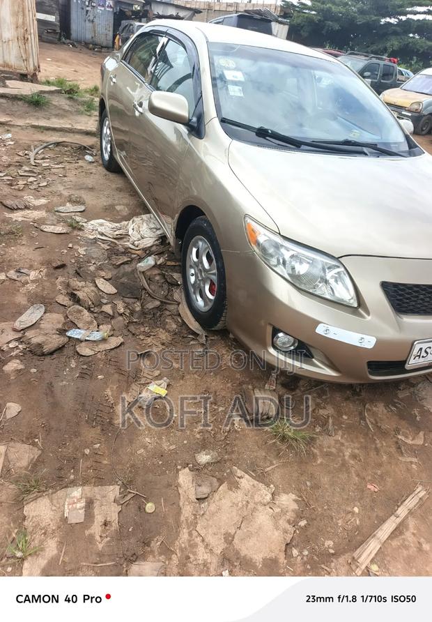 Toyota Corolla 2010 Gold