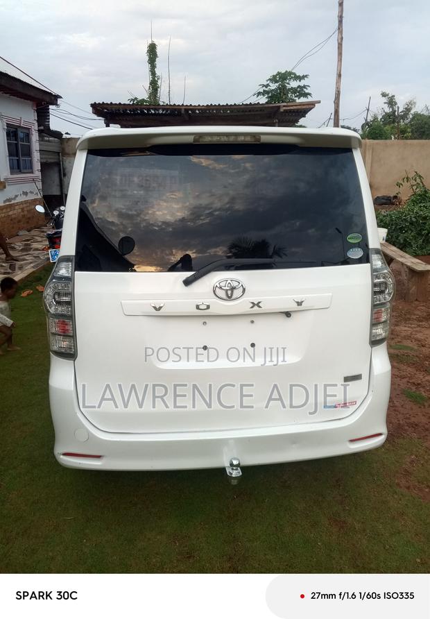 Toyota Voxy V 2WD 8-Seater 2013 White
