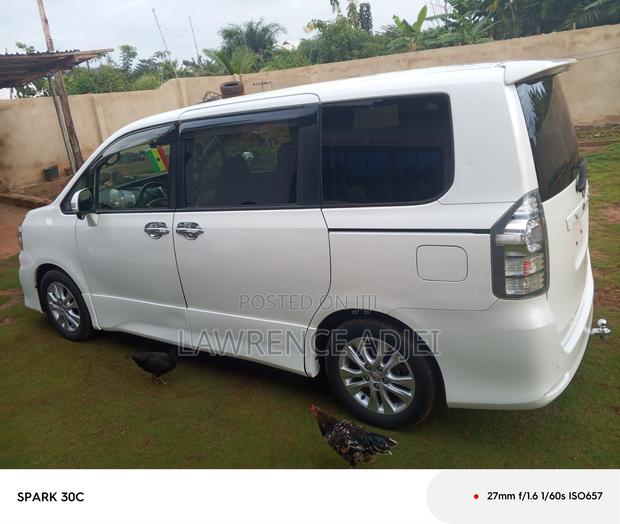 Toyota Voxy V 2WD 8-Seater 2013 White