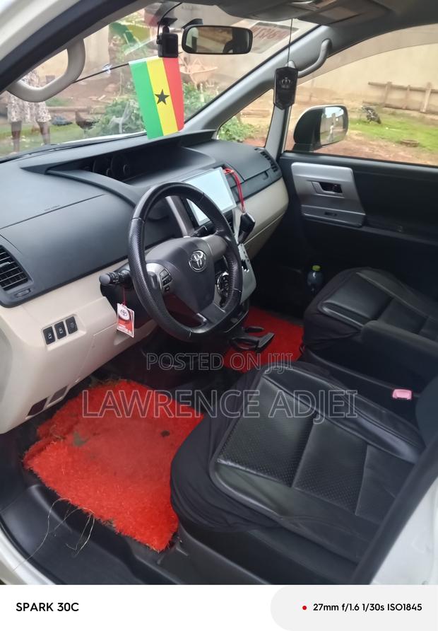 Toyota Voxy V 2WD 8-Seater 2013 White