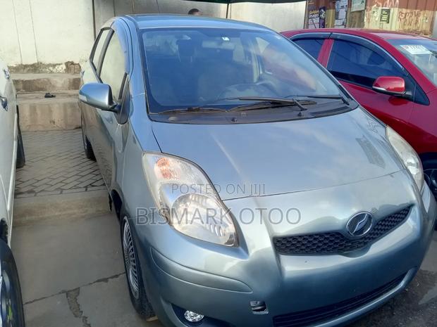 Toyota Vitz 1.3 FWD 5dr 2010 Gray