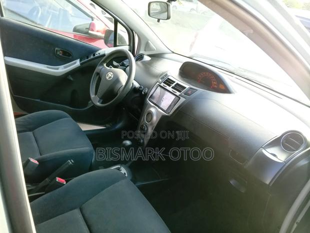Toyota Vitz 1.3 FWD 5dr 2010 Gray