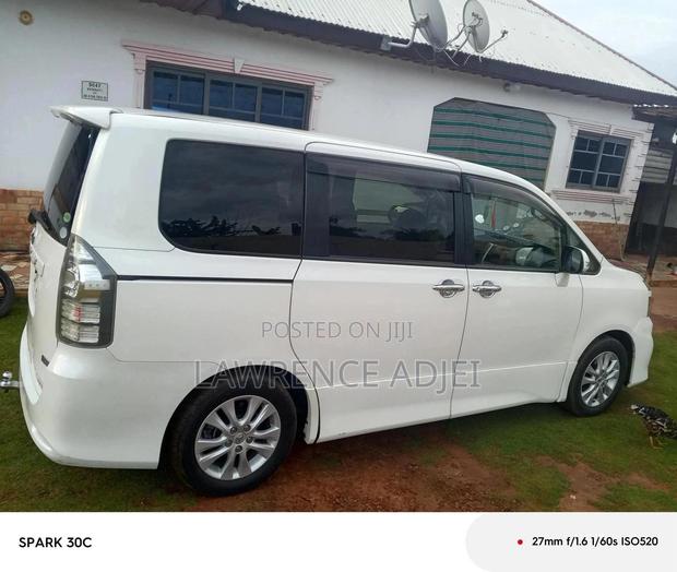 Toyota Voxy V 2WD 8-Seater 2013 White
