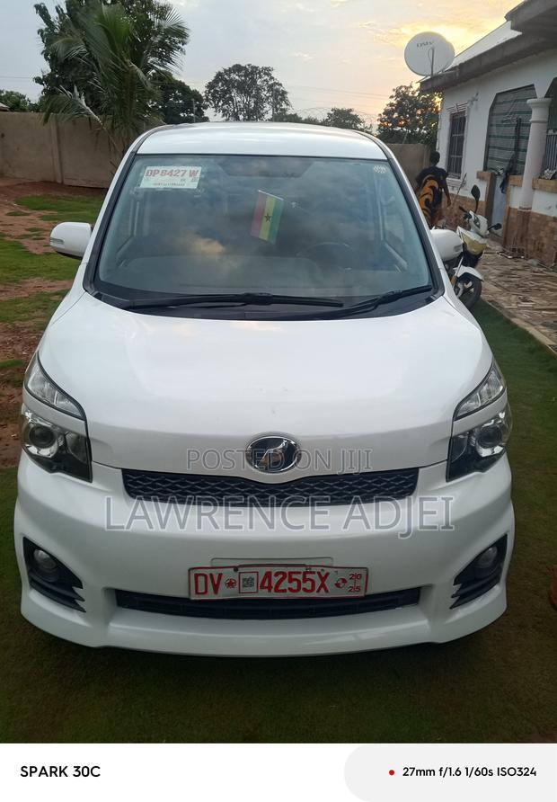Toyota Voxy V 2WD 8-Seater 2013 White