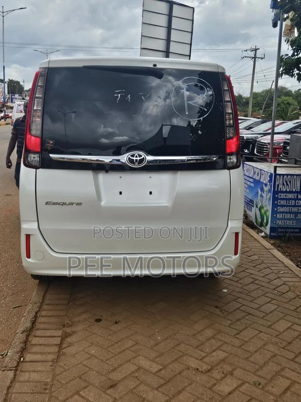 Toyota Esquire 2.0 FWD (8 seater) 2016 White