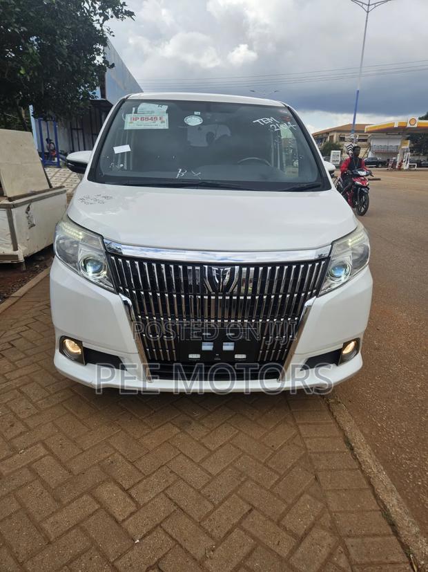 Toyota Esquire 2.0 FWD (8 seater) 2016 White