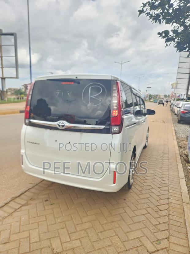 Toyota Esquire 2.0 FWD (8 seater) 2016 White