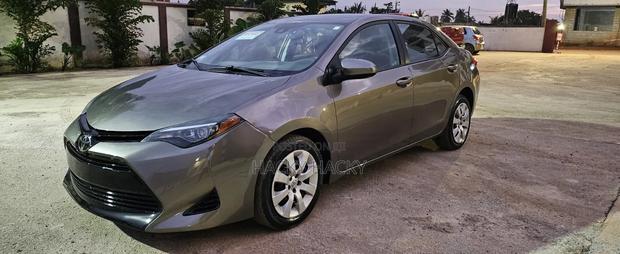 Toyota Corolla LE (1.8L 4cyl 2A) 2018 Brown