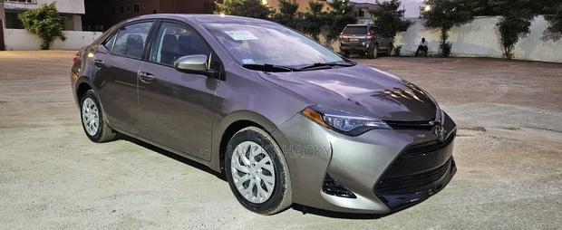 Toyota Corolla LE (1.8L 4cyl 2A) 2018 Brown