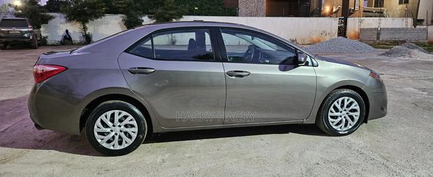 Toyota Corolla LE (1.8L 4cyl 2A) 2018 Brown
