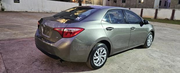 Toyota Corolla LE (1.8L 4cyl 2A) 2018 Brown