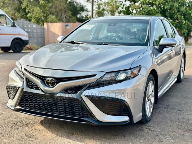 Toyota Camry SE 2023 Silver