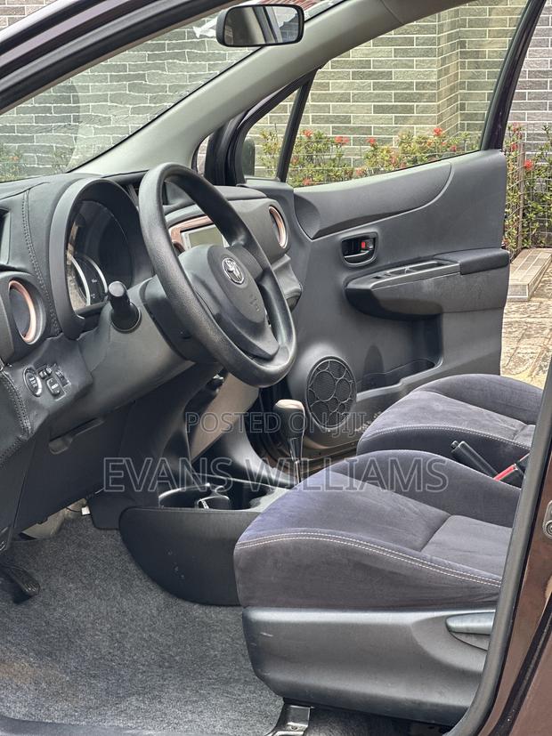 Toyota Vitz 1.3 FWD 5dr 2013 Purple