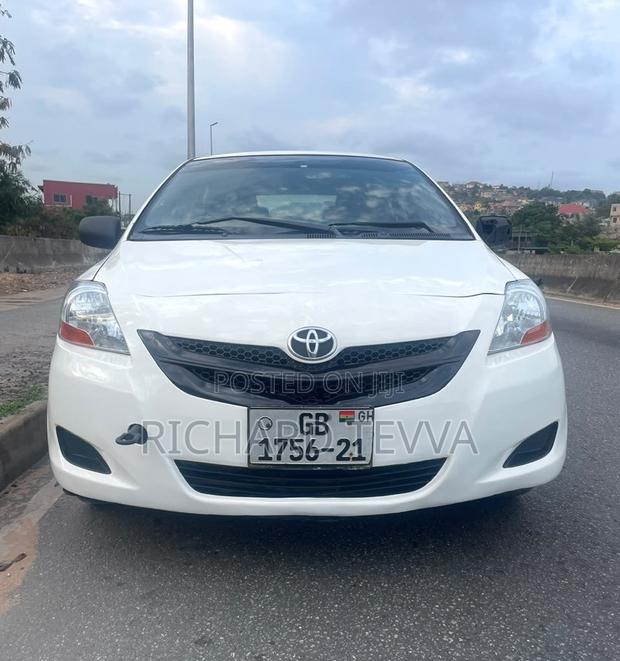 Toyota Yaris Base Sedan 4dr 2010 White